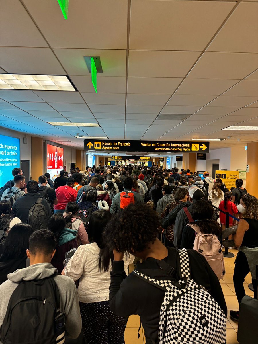 RoxaBarrantes's tweet photo. Migraciones aeropuerto Jorge Chávez un martes cualquiera https://t.co/SAIn95DLnF