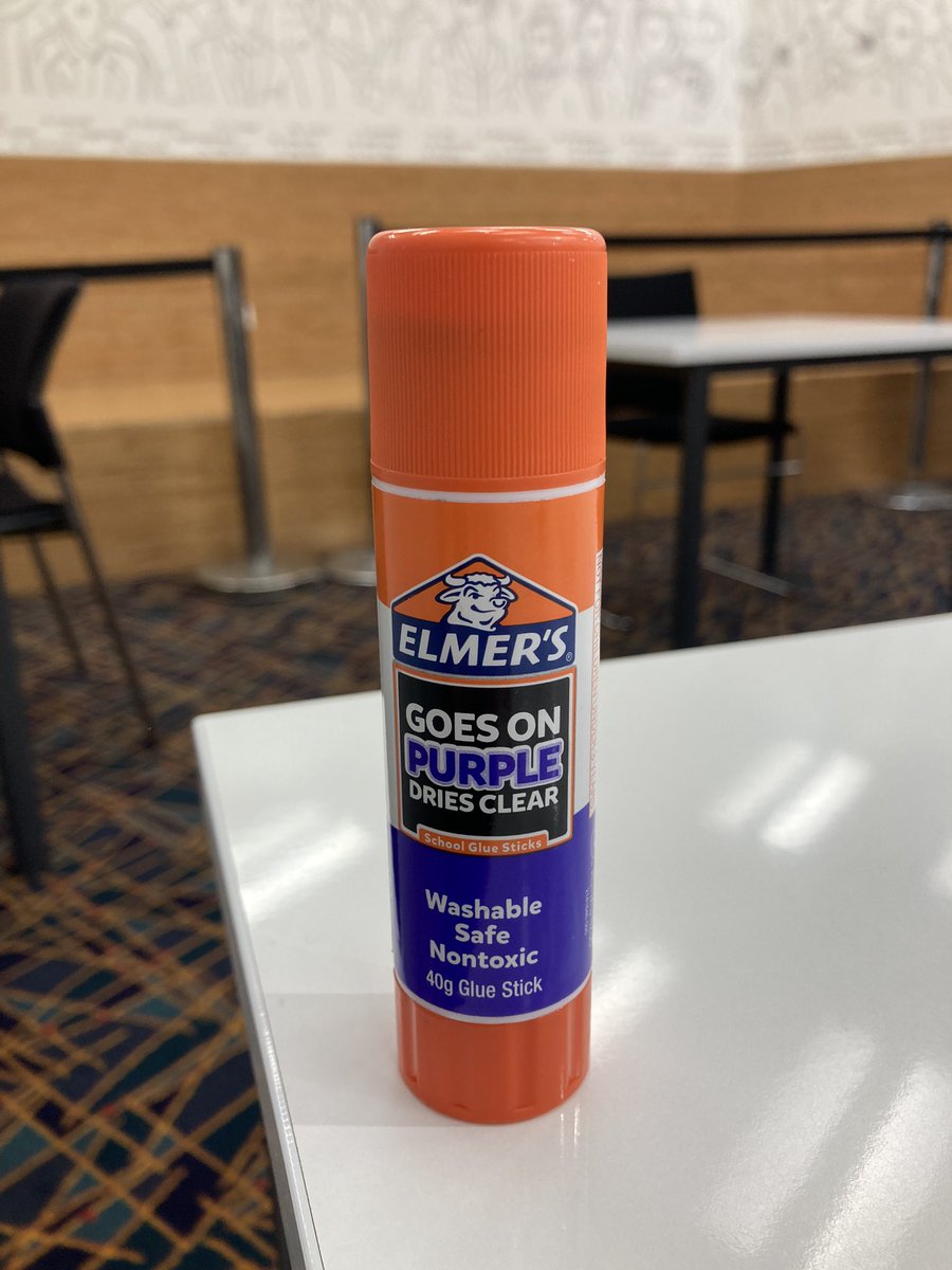 ニュージーランドで購入したスティックのり🧐塗ると紫色に染まり、乾くと無色に🟣
本体下部にNontoxic(無毒)とあるように、こちらのプロダクトは人体への影響などにとても配慮されている印象です🤫