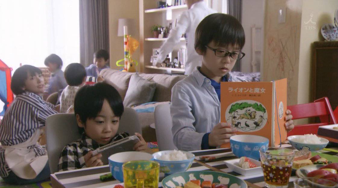 Aotarou6's tweet image. TBS「逃げるは恥だが役に立つ」イサキ役(みくりの子供役)
「出たいなぁ」と言い続けていたあおたろう👦なんと！最終話に出演できましたー🌼マネージャーさんありがとうございます😂
星野源さんと新垣結衣さんすっごく優しかったです😆😆😆
#逃げるは恥だが役に立つ 
#思い出写真 
#鴇田蒼太郎