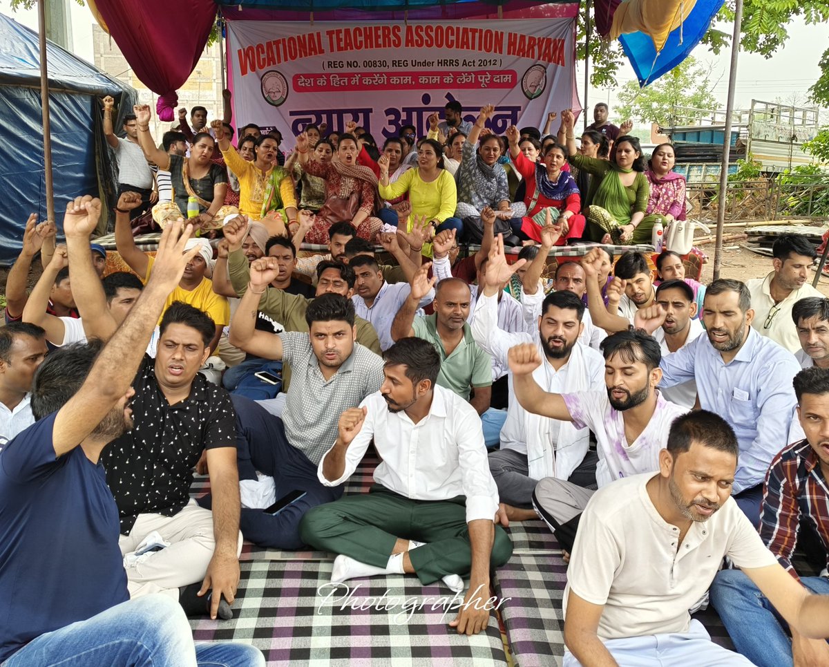 VTAHaryana's tweet photo. माननीय मुख्यमंत्री श्री @cmohry जी माननीय शिक्षा मंत्री मैडम @trikha_seema87 जी आपसे अनुरोध है #वोकेशनल_टीचर्स की मांगो पर गौर करके उनके साथ पिछले6वर्षो से हो रहे अन्याय को दूर करे।वोकेशनल टीचर्स को न्याय दे आपके दर पर 2000 वोकेशनल टीचर्स पंचकुला #न्याय_आंदोलन पर बैठे हैं https://t.co/wb4usAnJTV