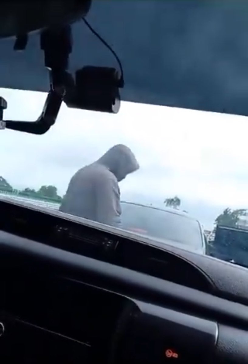 📌

• En Uruapan, Michoacán, una cajera es asesinada pese haber cooperado.

• En la carretera México-Tulancingo, padre e hijo son asaltados. Deciden seguirlos y grabarlos, pero son baleados. El hijo murió. 

• En Tijuana, una niña de 5 años es encontrada deambulando en las