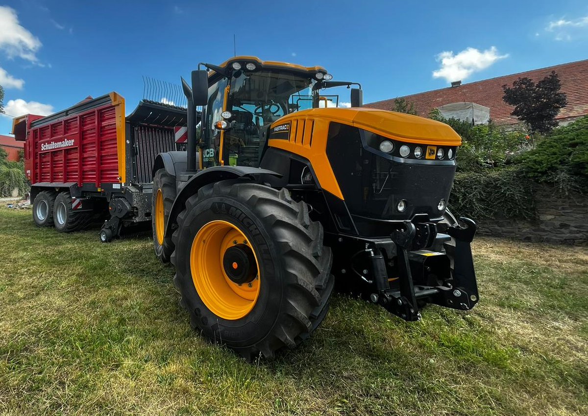 profiMagazin's tweet photo. Ein #JCB Fastrac 8330 mit #Schuitemaker Rapide. https://t.co/5YaE8jU6tT