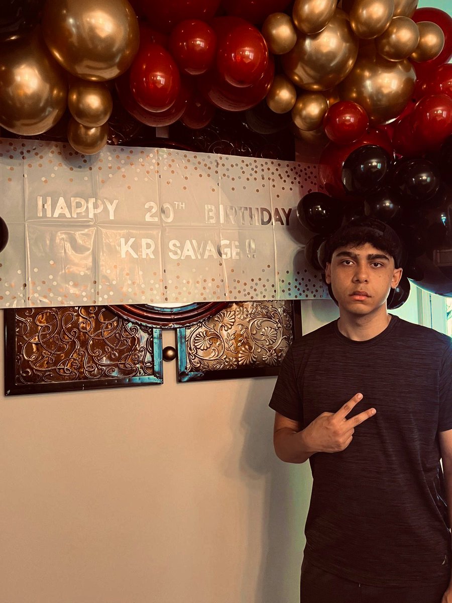 KRsavage2's tweet photo. HAPPY 20th BIRTHDAY TOO MEEEE!!!!!!🥳🎈🎉 https://t.co/0kzx186olq
