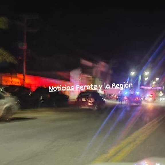 NoticiasPerote's tweet photo. UNA PERSONA EJECUTADA Y UN HERIDO #PEROTE

Se reportaron disparos que dejó una persona herida y otra sin vida en la Av. Humboldt norte, a la altura del vivero.

Al parecer fue un ataque afuera de un torno, los sujetos hiba arriba de una camioneta.

La zona se encuentra acordonada https://t.co/sMg8EOQC4E