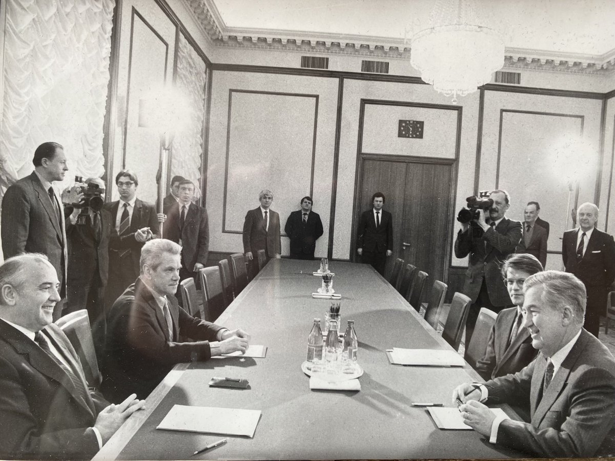 40 ANS DE DIPLOMATIE 

1. Il y a 40 ans, je suis 1er secrétaire à l’ambassade de France à Moscou. Mon Ambassadeur est respecté, écouté durant sa carrière (et non après), et donc promu ministre des affaires étrangères. Il m’appellera à son cabinet…