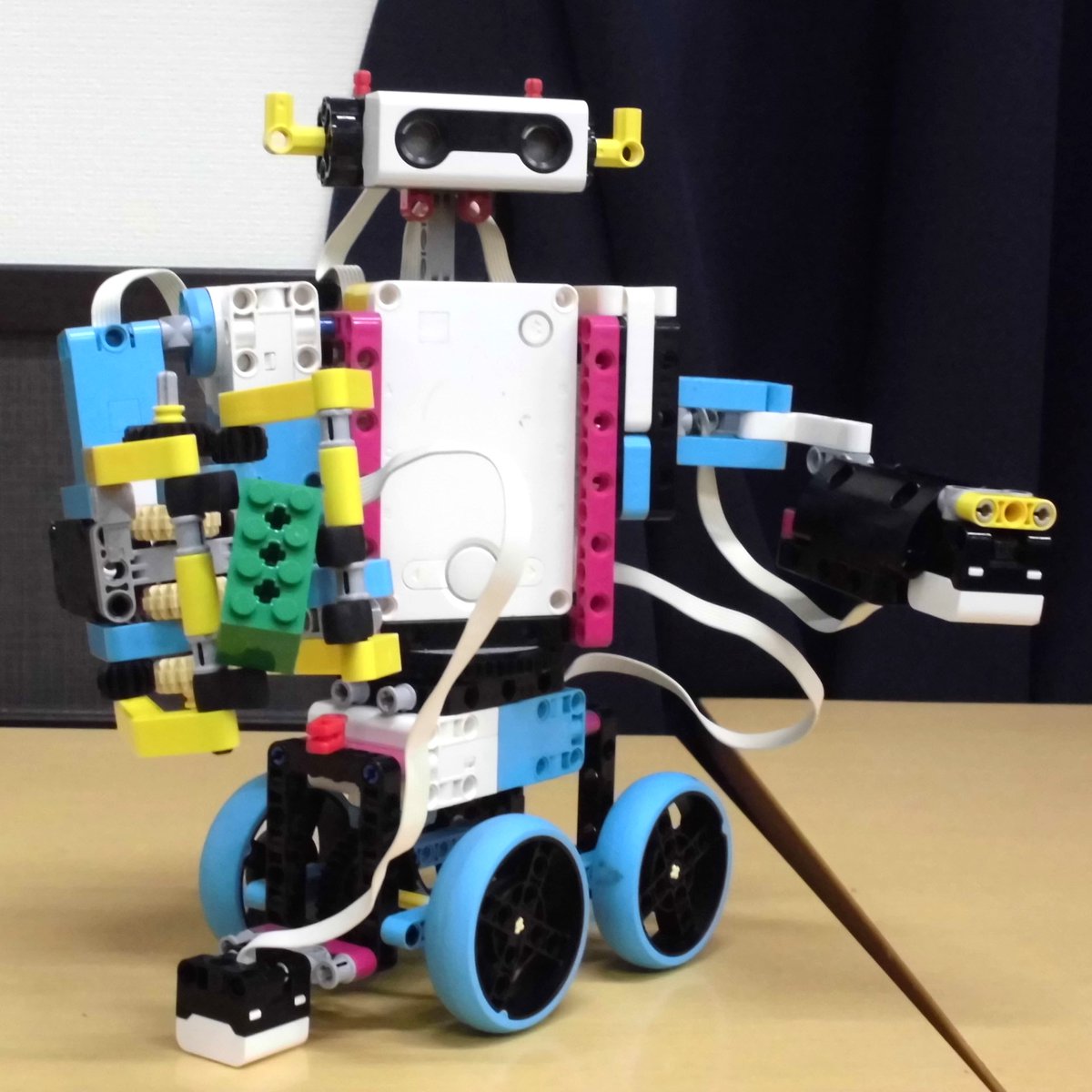 wingkidslabo's tweet photo. こんにちは!ロボット科学教室です♪現在、小学5年生はファミレスでよく見かけるあのロボットを制作しています。そう、配膳ロボットです。注文どおりにテーブルまで料理を運べるようプログラミングをしている真っ最中です。落とさず上手に運べるかな?
#クレファス #crefus #水戸 #つくば #日立 #守谷 https://t.co/DUTEXPoFk9