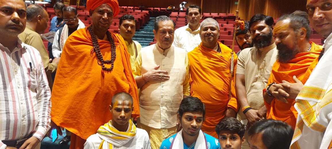 Rajendrajbrshwr's tweet photo. जगद्गुरु शंकराचार्य जी महाराज जी के साथ दिल्ली में सांसद तिलक उत्सव में सम्मिलित हुआ साथ ही अपने मार्गदर्शक और अभिभावक पूज्य श्री इंद्रेश जी भाई साहब का आशीर्वाद भी प्राप्त हुआ और स्नेहल आजीवन साथ का एक विश्वास भारत संबल भी https://t.co/MbSGLMfFLX