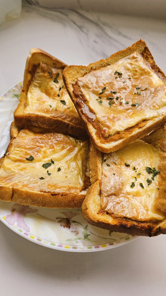 by_babykim's tweet image. Roti tuna cheese bake makan dengan mushroom soup mmg sedap 👍
Confirm kenyangg.. buat pun senang.. 

#babykiminthekitchen #mainmasak2