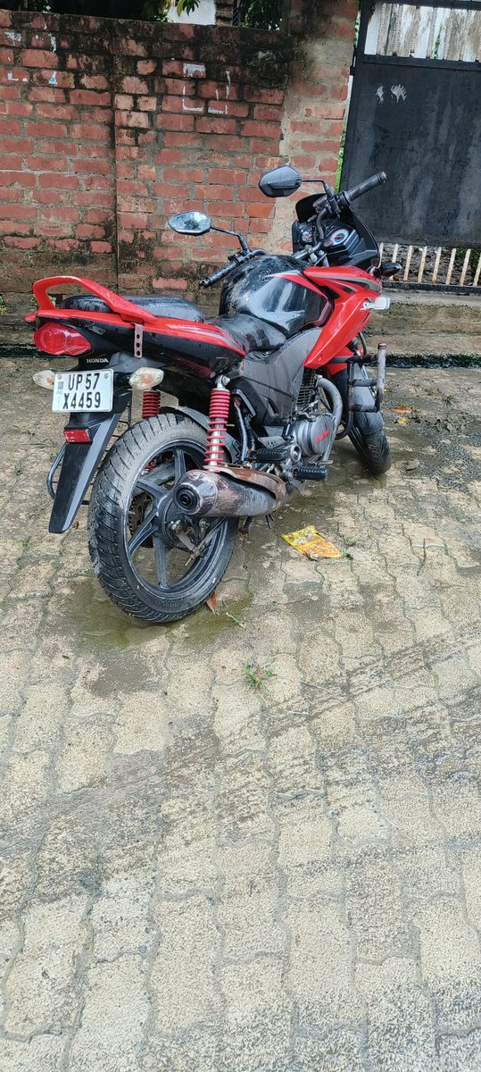 GunjanT2's tweet photo. @112UttarPradesh A unattended bike with Registration number UP57X4459 is unattended for the last 5 days in front of my house at Vishnupuram,PS Shahpur,Gorakhpur.I have also called local Police station and informed about the same,but no action has been taken till now.Pls help. https://t.co/l3u1KX8Tiy