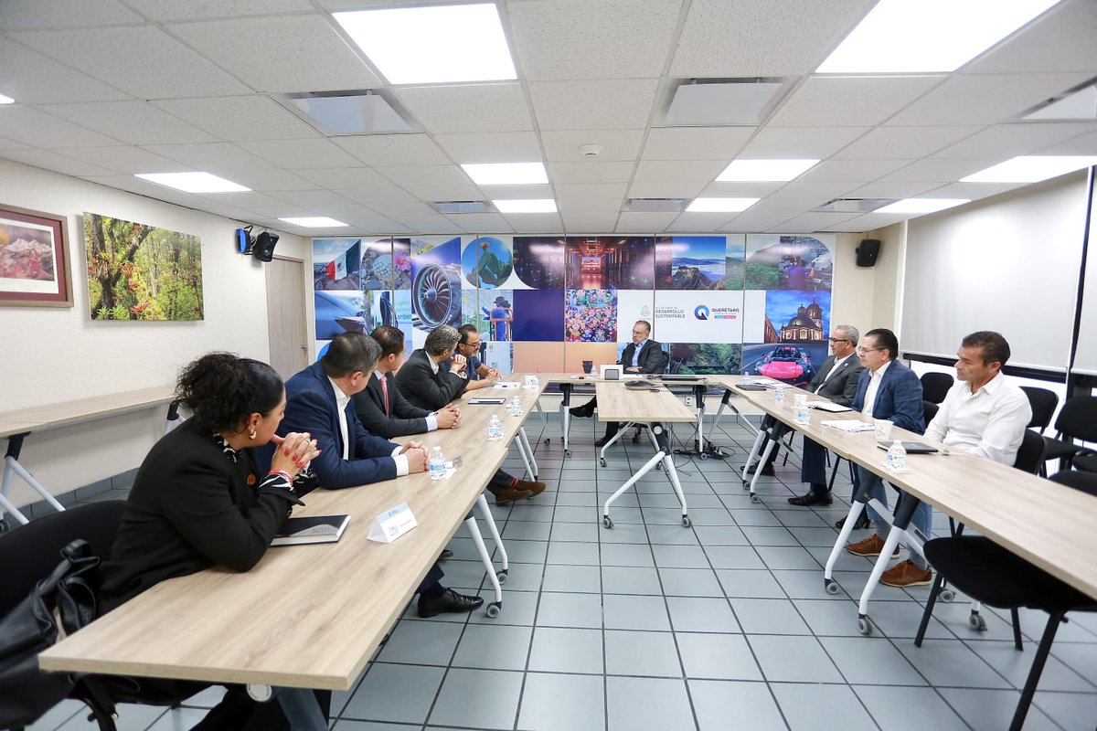 mdelprete's tweet photo. Tuve una reunión con Raúl Caraballo, vicepresidente académico del Sistema Laureate México, que agrupa a @UVMMEXICO y @UNITECMX. Hablamos de la vinculación a través del modelo de triple hélice en el estado. Con programas académicos y de formación continua, crearemos sinergias entre industria, comercio y servicios; además, estableceremos relación con la Red Estatal de Clústeres y el @IQEIQro para compartir iniciativas que fortalezcan nuestro ecosistema económico. #CONTIGO