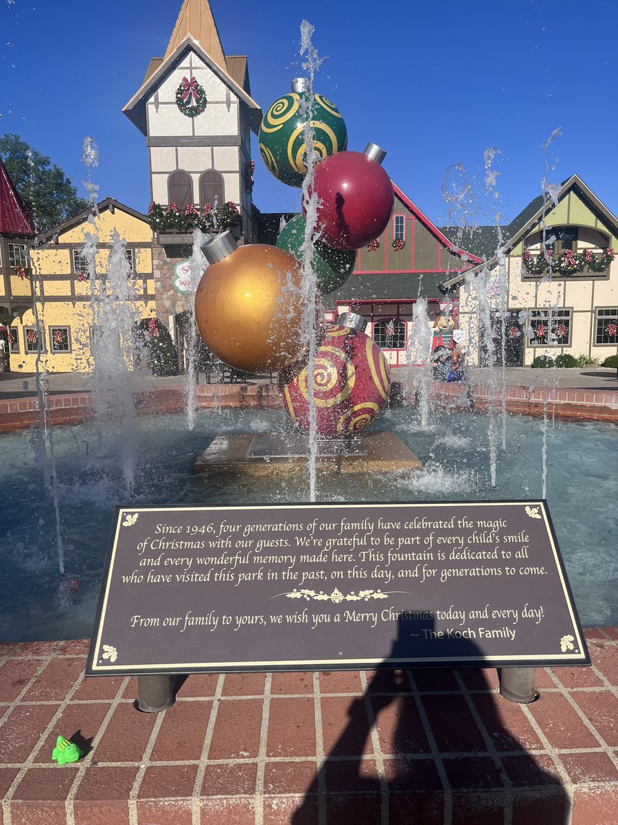 KiraBethDelgado's tweet photo. The @OLE_Leopards EduGator and I rode roller coasters and kept it cool in the water park at Holiday World &amp; Splashin’ Safari in Santa Claus, IN. (Yes, that’s a real town.) We even found a familiar friend while there. #LeonardLeopards https://t.co/aO6sCt7rPc