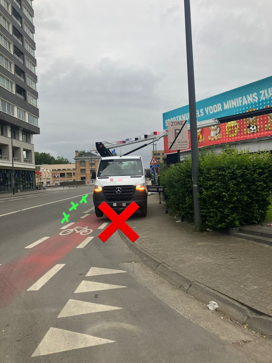I also have a job within the police to follow up yards:
Any construction work requires a permit from the road authority and a signage plan. Occupying sidewalks and bike paths without protecting active road users is unacceptable. A few simple cones can make all the difference.