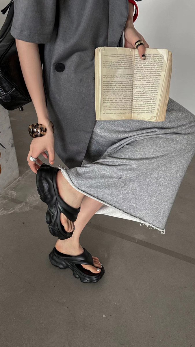 LiciaShoes's tweet photo. 新商品入荷
只今20％OFFクーポン配布中！
https://t.co/8RxoQb830z

#サンダル#トングサンダル#靴#厚底サンダル https://t.co/8Xcl4rRzRS