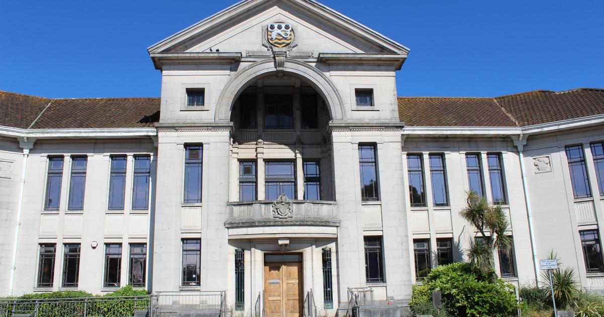 No plans for derelict Poole Civic Centre and multi-storey car park dlvr.it/T953Q4