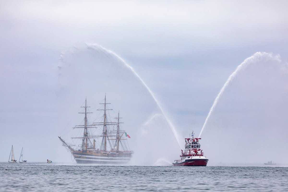 MinisteroDifesa's tweet photo. "Appena atterrato a Los Angeles per accogliere l'ambasciatrice del Made in Italy e orgoglio della nostra #Difesa.” Così il Ministro @GuidoCrosetto #NaveVespucci. 🇮🇹⚓️ @tourvespucci #WeAreVespucci #OrgoglioItaliano #LosAngeles https://t.co/NK64UsKrKr