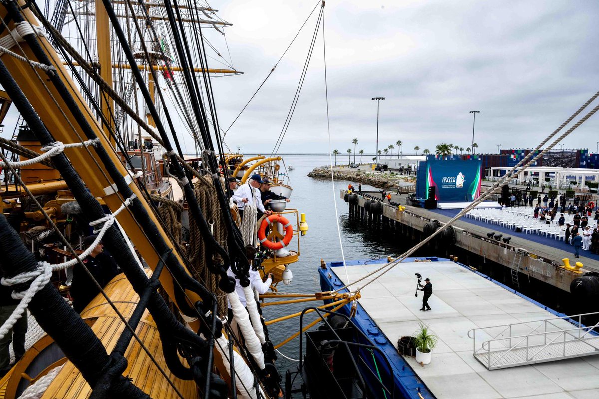 MinisteroDifesa's tweet photo. "Appena atterrato a Los Angeles per accogliere l'ambasciatrice del Made in Italy e orgoglio della nostra #Difesa.” Così il Ministro @GuidoCrosetto #NaveVespucci. 🇮🇹⚓️ @tourvespucci #WeAreVespucci #OrgoglioItaliano #LosAngeles https://t.co/NK64UsKrKr