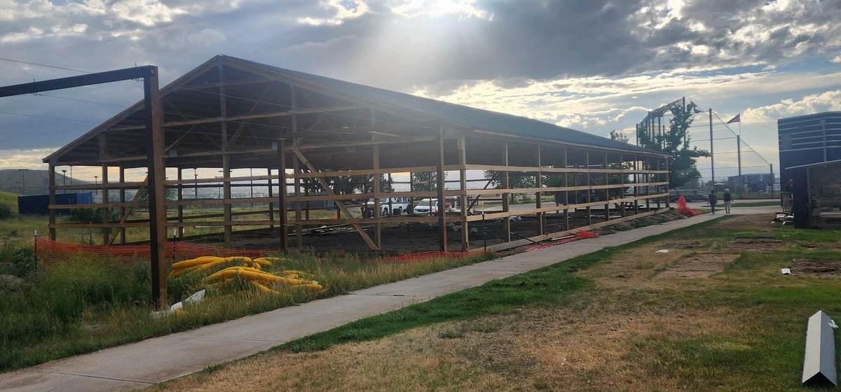 DCDiamondbacker's tweet photo. Drum 🥁 roll pleaaaaaaase!!!
WE HAVE A ROOF!!!!!
💜🖤🤍
Inching closer!
#dchs #dchsbaseball #gohuskies #huskiesbaseball #highschoolbaseball #castlerock #colorado #coloradobaseball https://t.co/Fq6mkB12tk