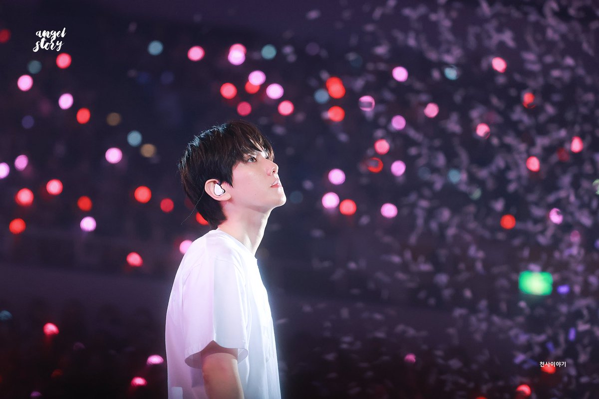 AngelStory48's tweet photo. 이 세상에 있는 모든 행복을 다 백현이에게 주고싶다🫳🏻

#백현 #BAEKHYUN #EXO @B_hundred_Hyun https://t.co/8p0SBxIUUT