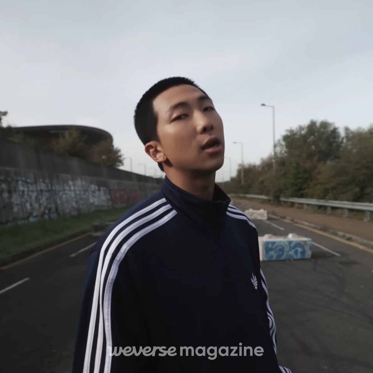 BIGHIT_MUSIC's tweet image. [Weverse Magazine] #RM ‘Right Place, Wrong Person’ 뮤직비디오 리뷰

RM이라서 가능한 일
RM makes it possible

▶️KOR: bit.ly/3VMlKkL
▶️ENG: bit.ly/45NzkJf
▶️JPN: bit.ly/3W5rzep