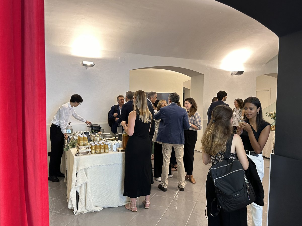mkdirecto's tweet photo. 🤗 ¡Esto está a punto de arrancar!
Estamos en las oficinas de @appletreeagency en Barcelona, donde tendrá lugar el evento “Marcas bajo la tiranía del algoritmo”, que hemos organizado junto a ellos
👉 Una ocasión para analizar las tendencias en rrss en España
#appletreebytes https://t.co/5XZecDcwa2
