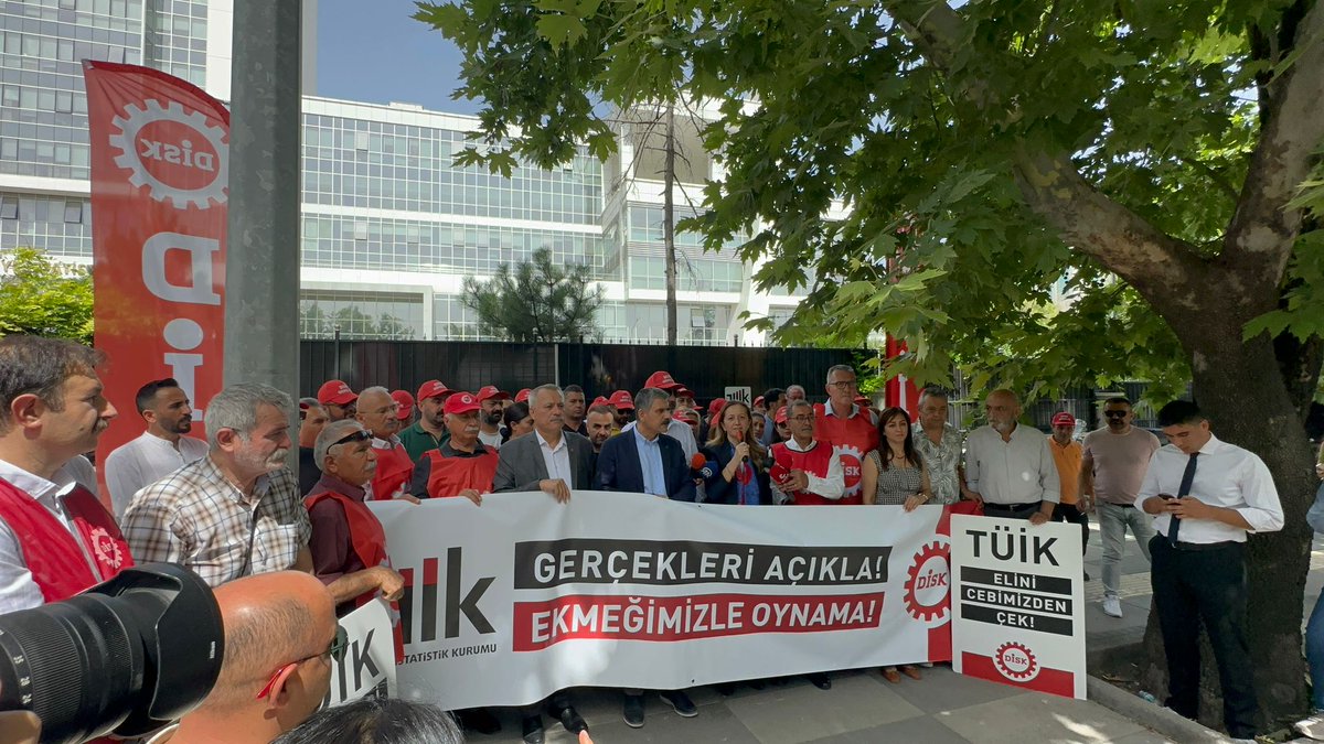 diskinsesi's tweet photo. "Gerçekleri açıkla, ekmeğimle oynama" demek için TÜİK önündeyiz @tuikbilgi https://t.co/dAMss7ioe6