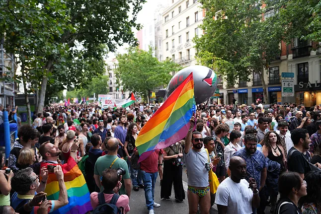 albertototus's tweet photo. Dos "Chistes" zurdos en esta Foto... → Bandera lgbt junto a bandera donde asesinan a los de su tipo, → segundo "chiste" ¿Por qué ya no usan la bandera Española? (#BegonaGomez #PSOE #VOX #palestina #perrosanchez) https://t.co/nQb1DKc3G1