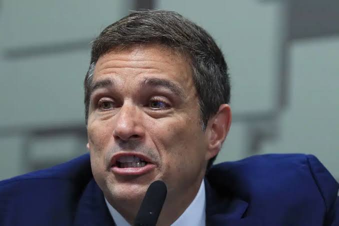 Mas Não É MUITA COINCIDÊNCIA que o Dólar Começou A Subir Após O JANTAR OFERECIDO pelo Huck Ao Tarcísio e Ao Campos Neto?