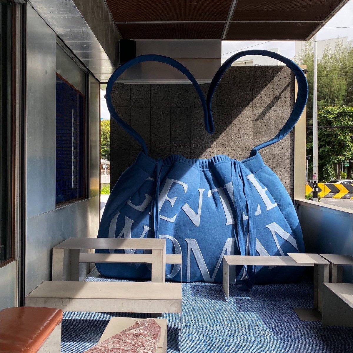 GENTLEWOMAN
X TANGIBLE
น่ารักมากกกกก 🥟💙✨ เป็นการ Takeover คาเฟ่ที่เก๋และทำถึงสุดๆ ของแบรนด์ไทยชื่อดังที่กำลังมาแรงที่สุดในตอนนี้ พร้อมเปิดตัวน้องเกี๊ยวสุดฮิตรุ่นใหม่ล่าสุดที่รอบนี้เค้าทำเป็นผ้ายีนส์แบบครบทั้ง 3 สีเลย - 28 ก.ค. นี้ น่ารักมากจริงๆ #GWDenimDumplingBag