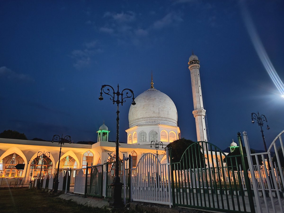 Adilbashir90's tweet photo. Dargah Hazratbal Srinagar 🌸🌷❤️🍃 #Srinagar #Kashmir #hat https://t.co/VX5ph10pe7