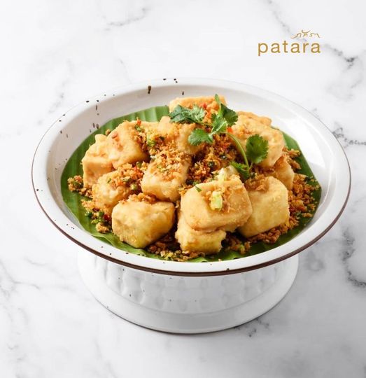 Like it sweet n spicy? Then try the Salted Chili Tofu at Patara Thonglo 19! Deep-fried tofu with salt &amp; chili, crispy on the outside, soft on the inside. Served with a garlic omelette, it's mildly sweet and spicy. Open every day. 📞 Call 098-253-6380 for reservations.