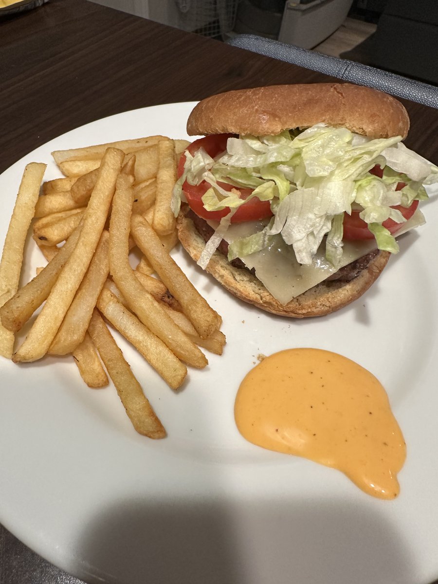 lemoingemmanuel's tweet photo. French marina burger ! home made ! lettuce Angus beef Italian tomato Roma and  sliced suiss cheese and ranch sauce enjoy https://t.co/lJuBqZAKUm