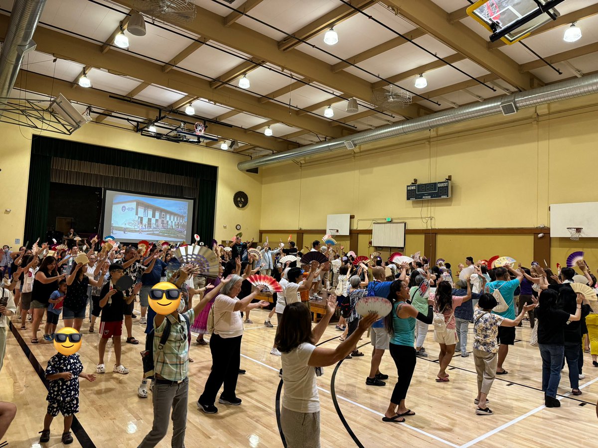 goronao's tweet photo. SJ Japan townの盆踊り練習。初めてアメリカに来た頃から日系アメリカ人コミュニティによく顔を出していて、毎夏盆踊り巡りをしてた。ベイエリア周辺だけで十ヶ所近く開催してて、みんな熱心に練習して臨むのでとても盛り上がる。七割位オリジナル曲で誰が作るのか新曲もあり、毎年楽しみにしてる。 https://t.co/c6GWEbgLZb