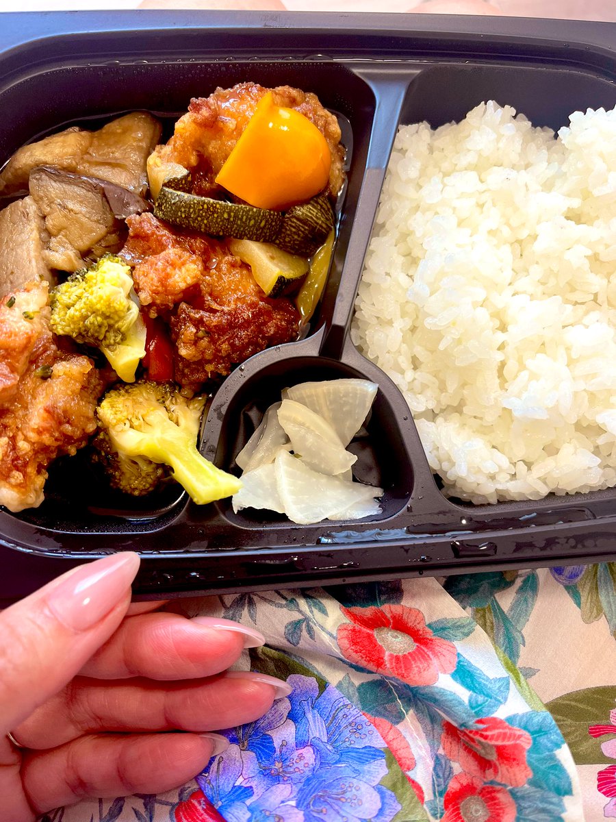 今日の現場弁当🍱
チキンの唐揚げ甘酢タレかな？
ズッキーニやパプリカも入ってます♪
午後もがんばりますー https://t.co/pFjGmV9Ewa