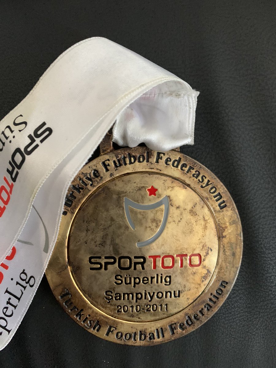 Bugün 3 Temmuz. Hayatına kast edilen “ulu çınarın” tek bir yaprağının bile koparılmasına izin vermeyen, gövdeleri ile “sarı lacivert duvarı” ören büyük Fenerbahçe ailesinin tüm fertlerini saygı ile selamlıyorum.