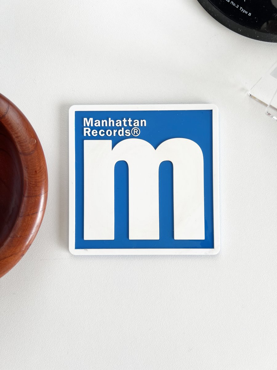 よくコースターを使うのですが、今使ってるManhattan Recordsのゴム製のコースターが気に入っています。なんでかというと机にピッタリ張り付いて上の物を持ち上げても一緒についてこないからです。他のメーカーのはお気に入りのものでもついてきちゃう物が結構あって。机との相性もあると思います。 