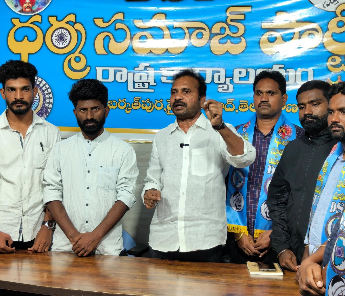 maharaj_durga's tweet photo. అందరికీ జై భీమ్ .
నిరుద్యోగ జె.ఎ.సి పోరాటానికి సంపూర్ణ మద్దతు ప్రకటిస్తున్న ధర్మ సమాజ్ పార్టీ రాష్ట్ర అధ్యక్షులు డా. విశారదన్ మహరాజ్ ....
ఈ కార్యక్రమంలో మోతీలాల్ నాయక్, మేడి కార్తీక్ , హన్మంతు నాయక్, వినోద్ నాయక్,ధర్మ స్టూడెంట్స్ యూనియన్ నాయకులు తలారి లింగయ్య మహారాజ్,JAC నాయకులు. https://t.co/jz4xmakgRZ
