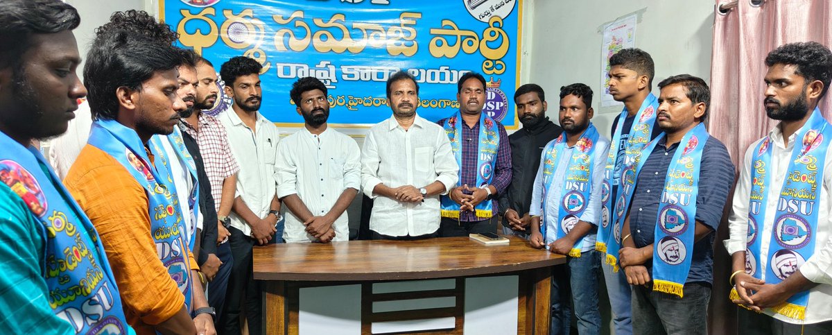 maharaj_durga's tweet photo. అందరికీ జై భీమ్ .
నిరుద్యోగ జె.ఎ.సి పోరాటానికి సంపూర్ణ మద్దతు ప్రకటిస్తున్న ధర్మ సమాజ్ పార్టీ రాష్ట్ర అధ్యక్షులు డా. విశారదన్ మహరాజ్ ....
ఈ కార్యక్రమంలో మోతీలాల్ నాయక్, మేడి కార్తీక్ , హన్మంతు నాయక్, వినోద్ నాయక్,ధర్మ స్టూడెంట్స్ యూనియన్ నాయకులు తలారి లింగయ్య మహారాజ్,JAC నాయకులు. https://t.co/jz4xmakgRZ