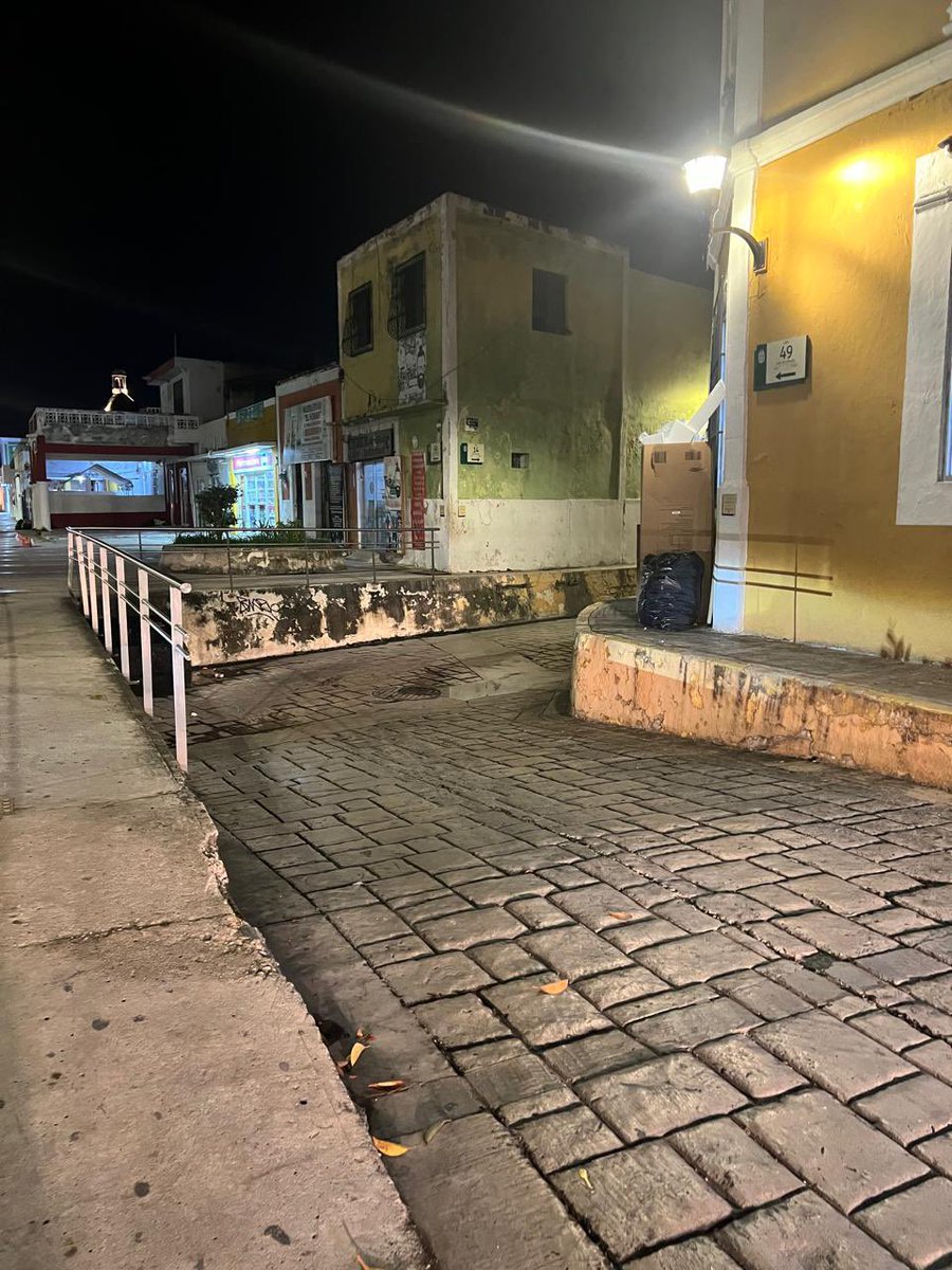 LaydaSansores's tweet photo. Los exhorto a que los días jueves y viernes no se estacionen en la calle 14, desde la 55 hasta la 49 del Centro Histórico, debido a que las corrientes creadas por las lluvias pueden arrastrar los coches y tapar el drenaje de la calle. https://t.co/FXqFHssrlD