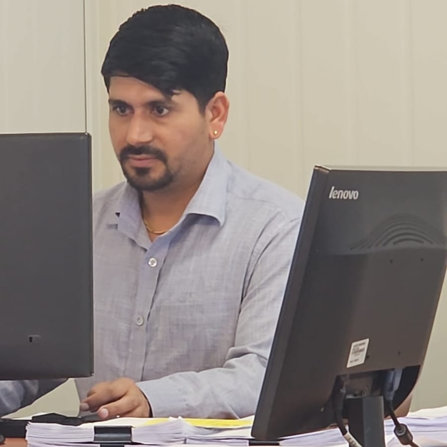 जिन्दगी पनि काम काम भन्दा भन्दैमा बित्ने भो😍