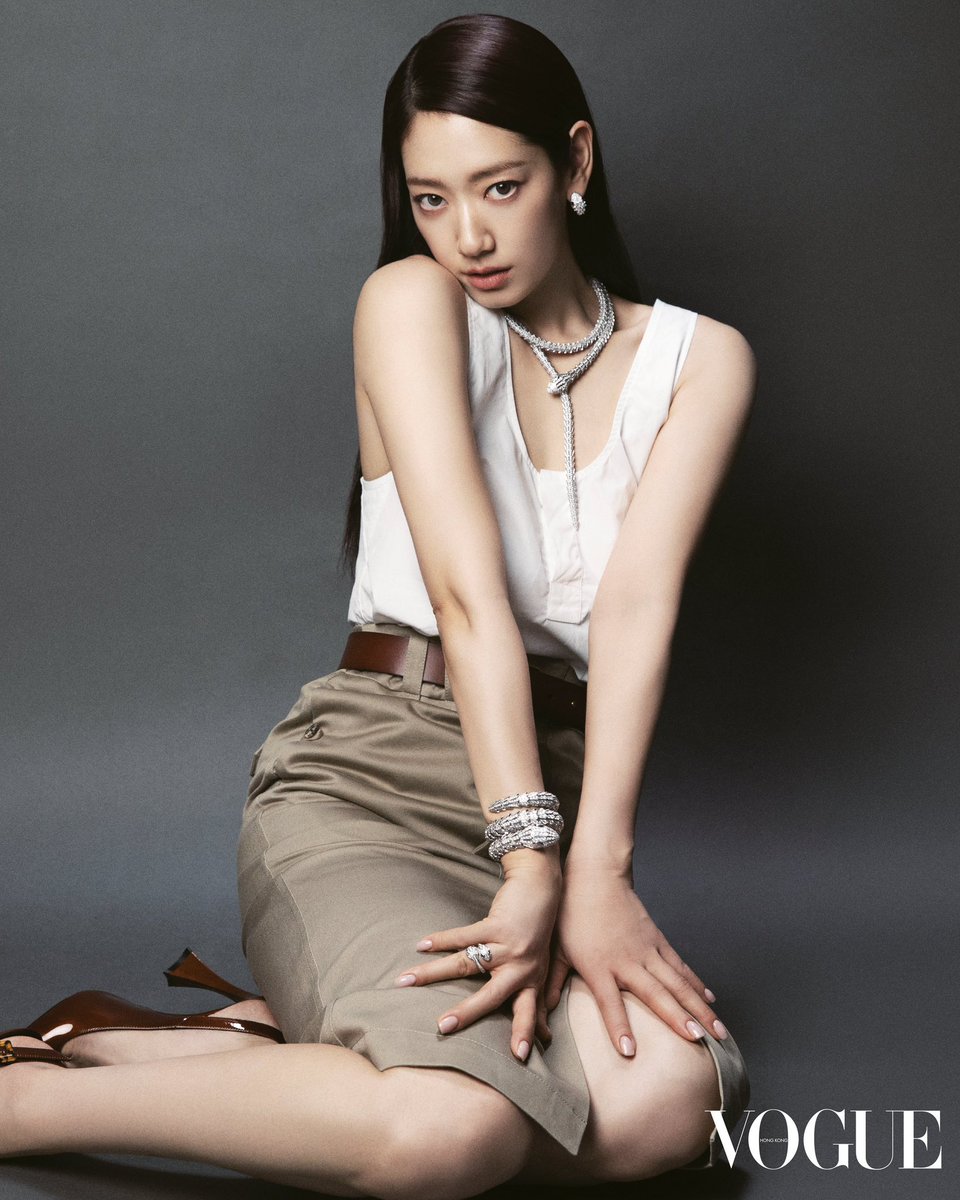 PSH_IFC's tweet photo. #parkshinhye #voguehongkong pictorial 3 https://t.co/sCzKNZARwk