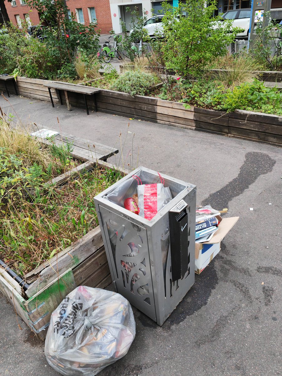 FBRIEG's tweet photo. @cbrossel @MarineRosset @partisocialiste @Paris @CometFr @PS_Paris @lamiaela @nicolas_nordman @EELV_Paris @PCF_Paris @AnneDutreize Pour vos tracs, pensez aux poubelles
🤔Attention avec les ESCROLOGUES, difficile de distinguer une poubelle d'un "bac de végétalisation" ❗
Ah quel havre de paix pour se reposer sur des planches pourries parmi ces bacs immondes.
Le MOCHE est à l'honneur dans Paris
#saccageparis https://t.co/QJvSxpIVln