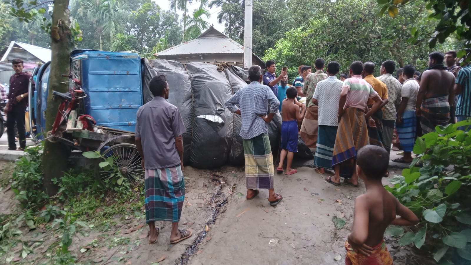 জামালপুর-সরিষাবাড়ী মহাসড়কে পিকাপ ও অটো-ভ্যান গাড়ি ব্যাপক সংঘর্ষ