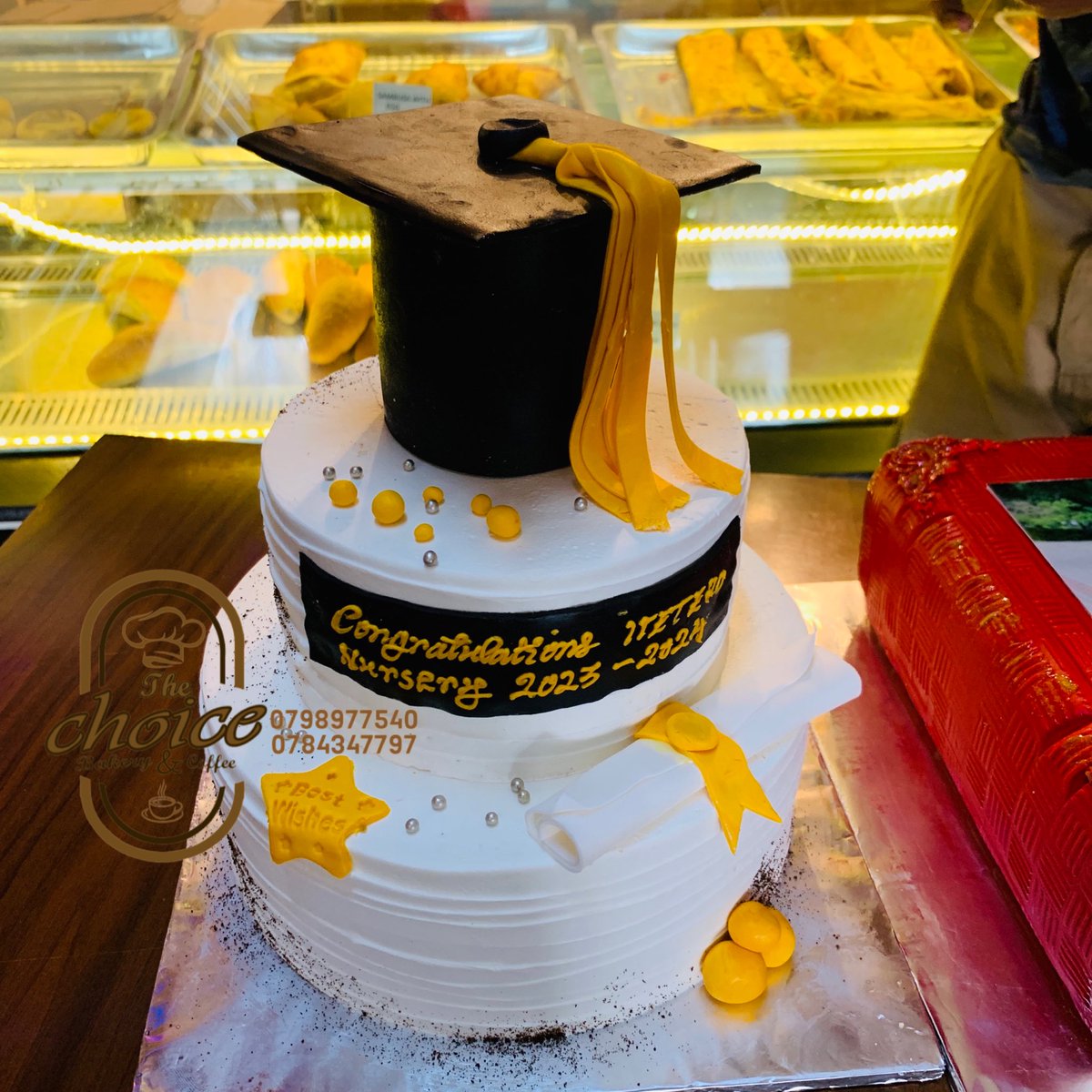 thechoicebakery's tweet photo. Graduation cakes ever📌😋 tugane mumujyi downtown nawe tuguhe ibyiza 🤝

#TheChoiceToMake
#WhereCakeMeetsArt https://t.co/s1vWwgfWOO