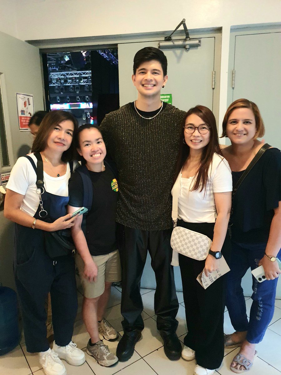 Rayjane08's tweet photo. Short but worth it holiday 🇵🇭. Glad to finally met you in person lodi @RAYVERCRUZ20 hopefully to see you in person next time @MyJaps Best way to end my trip 🥰  
Thank you titas @EllenLlauderes 
 #titasofjuliever #juliever https://t.co/Fcuzmd6vOG