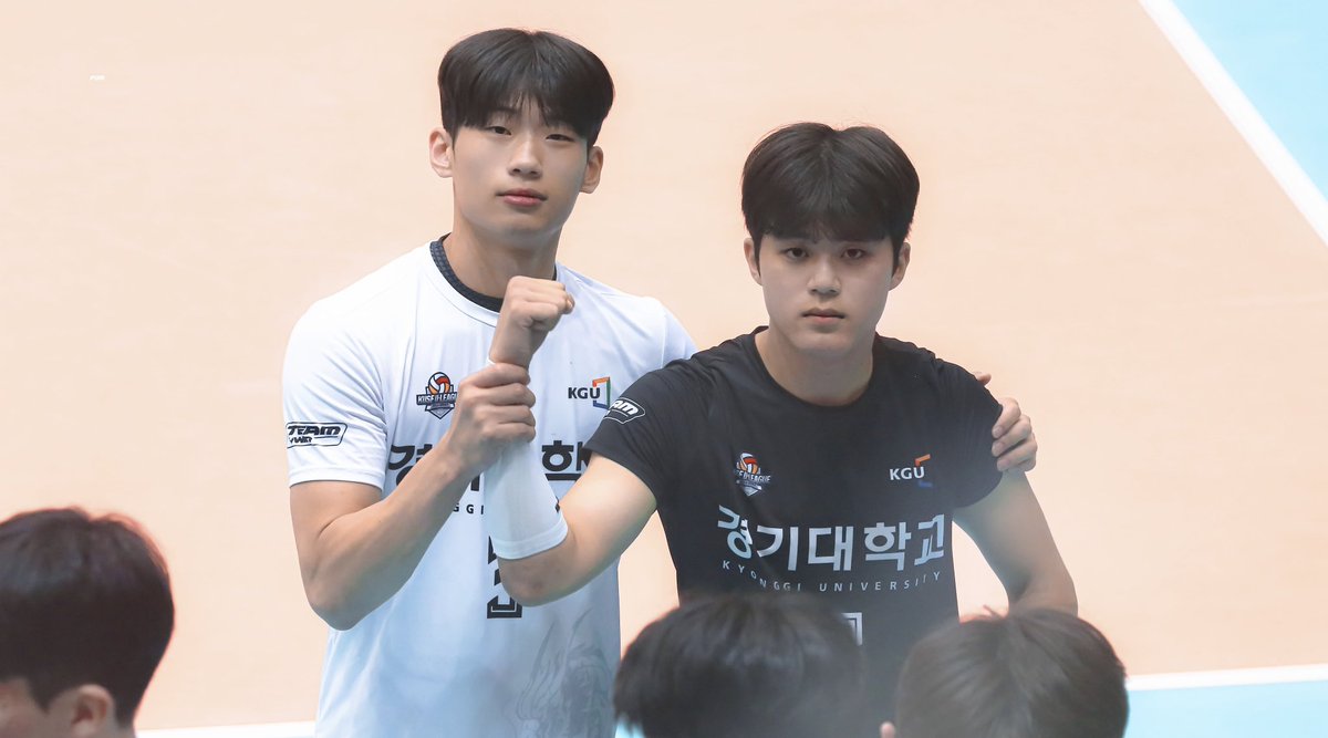for_20010102's tweet photo. 하나둘셋 경기대화이팅 ! 

#이명빈 #원정우 #경기대배구부 https://t.co/kSXlV9fjh2
