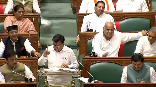 PeoplesUpdate's tweet photo. MP VIDHANSABHA : विपक्ष की टोका-टाकी और हंगामा जारी, वित्त मंत्री पेश कर रहे हैं बजट, मुस्कुराते दिखे सीएम डॉ. मोहन यादव 

#Bhopal @DrMohanYadav51 #MPBudget @JagdishDevdaBJP #MPAssemblyMonsoonSession @MPVidhanSabha #MPBudgetSession2024 #JagdishDevda #MPBudget2024 #MPBudgetSession #MPNews #PeoplesUpdate
