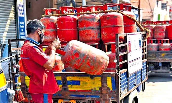 দাম বাড়ল এলপি গ্যাসের, সন্ধ্যা থেকে কার্যকর