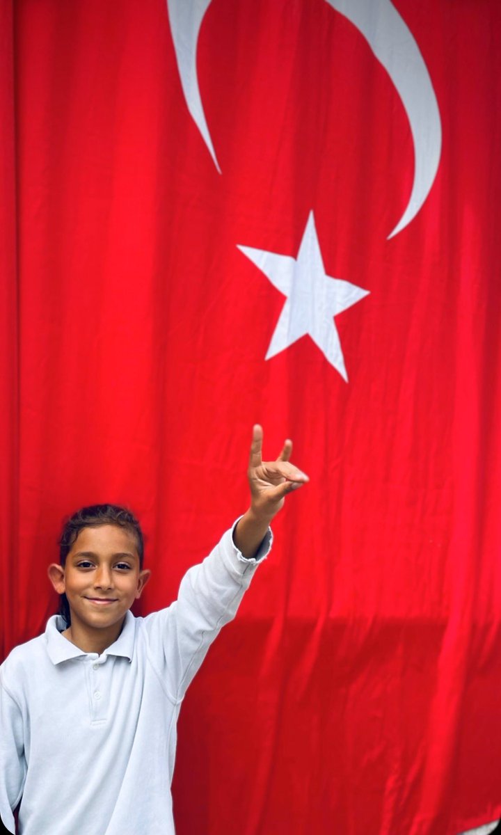 Bu
Siyasi bir simge değil, 
500 milyonluk Büyük Türk Ailesinin Binlerce yıldır ortak simgesidir! 
Türkler:
Batı Trakya'dan, Bakü'ye
Gagauzya'dan Sibirya"ya
Doğu Türkistan,Tebriz
Altaylar'dan Kerkük'e kadar
BOZKURT işareti ile birbirlerini tanırlar
<a href="/Merihdemiral/">Merih Demiral</a> 
<a href="/MilliTakimlar/">Türkiye #BizimÇocuklar 🇹🇷</a>