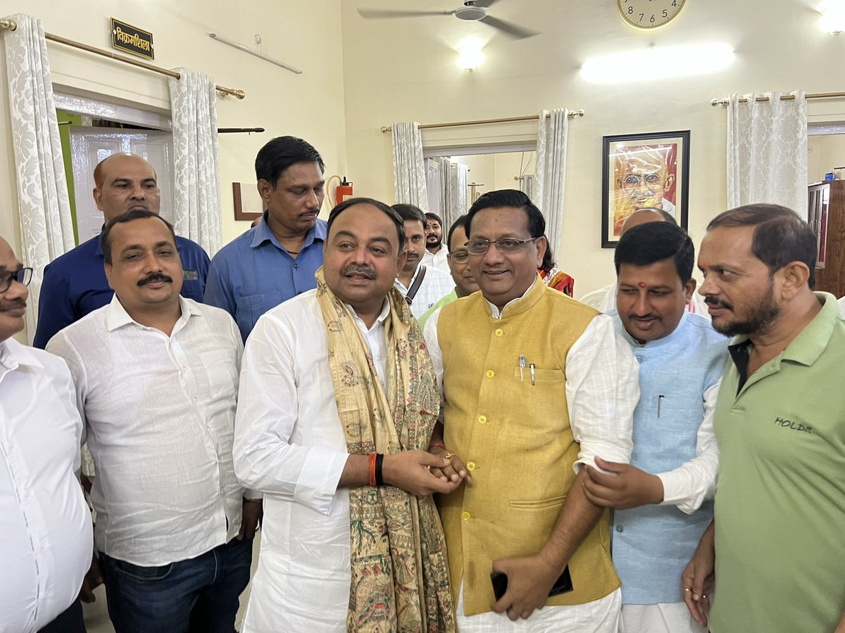 kr_mla's tweet photo. आज भागलपुर परिसदन में बिहार सरकार के बिहार सरकार के माननीय श्रम संसाधन मंत्री सह-प्रभारी मंत्री भागलपुर श्री संतोष कुमार सिंह जी को अंग वस्त्र देकर सम्मानित कर स्वागत किया।।
#SantoshKumarSingh
#बिहपुर_विधानसभा_क्षेत्र_152_
#भागलपुर_बिहार
@BJP4India 
@BJP4Bihar https://t.co/QQQiiiwyTc