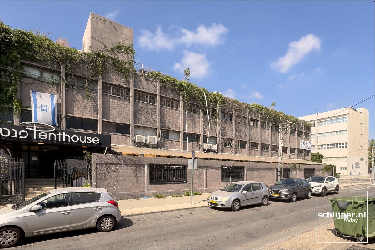 schlijperisrael's tweet photo. From grey to green.
Great idea to let this building be overgrown by greenery.
Where: Tel Aviv, HaPelech
When: 02 07 2024 15:31
What: #greenfacade #greenbuilding #architectureTLV https://t.co/SzET4NShGR